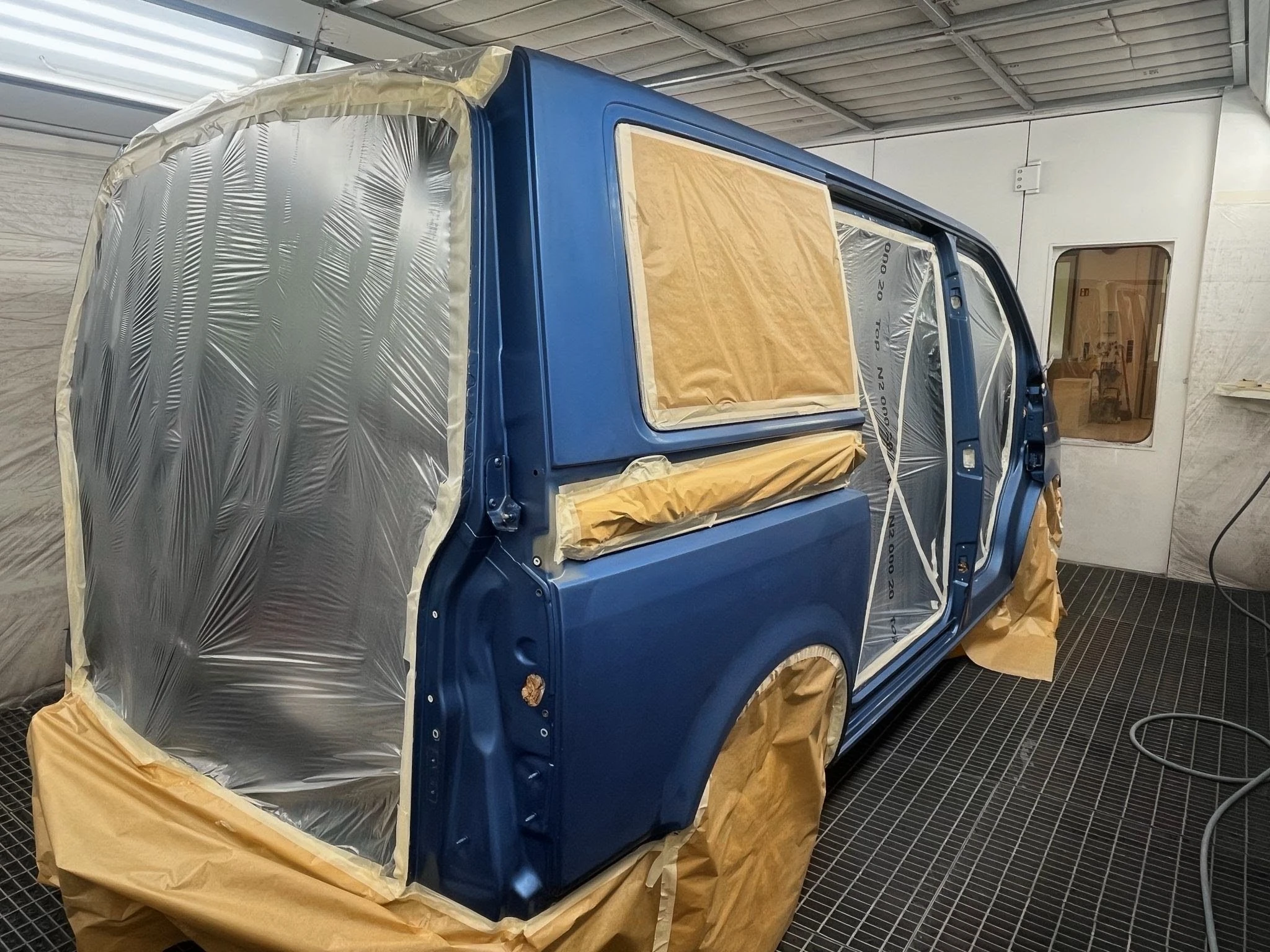 Abgeklebte blaue Carrosserie vor der Lackierung
