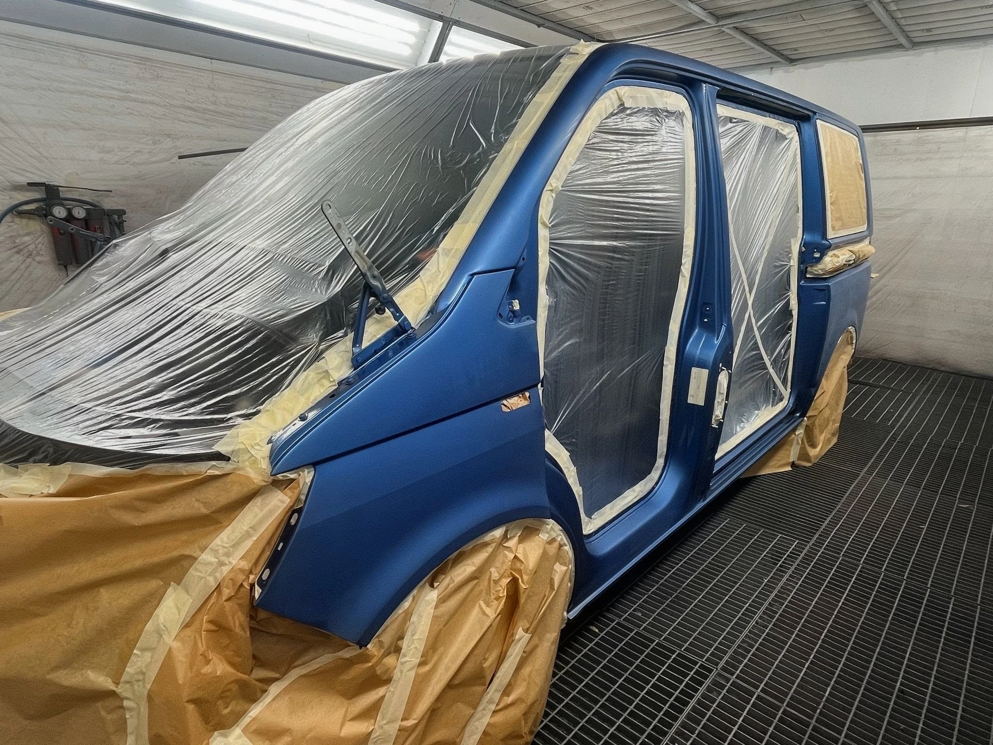 Abgeklebte blaue Carrosserie vor der Farbänderung